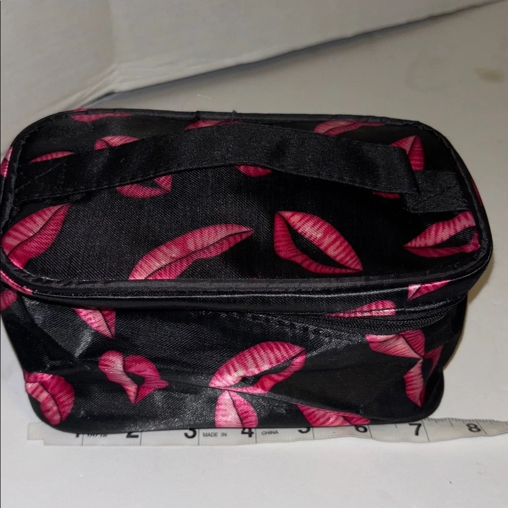 BLACK WITH PINK/RED LIP DESIGN COSMETICS CASE ZIPPER CLOSURE SMALL MIRROR INSIDE